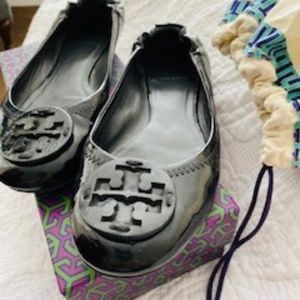 TORY BURCH REVA PATENT BLACK FLATS SIZE 7